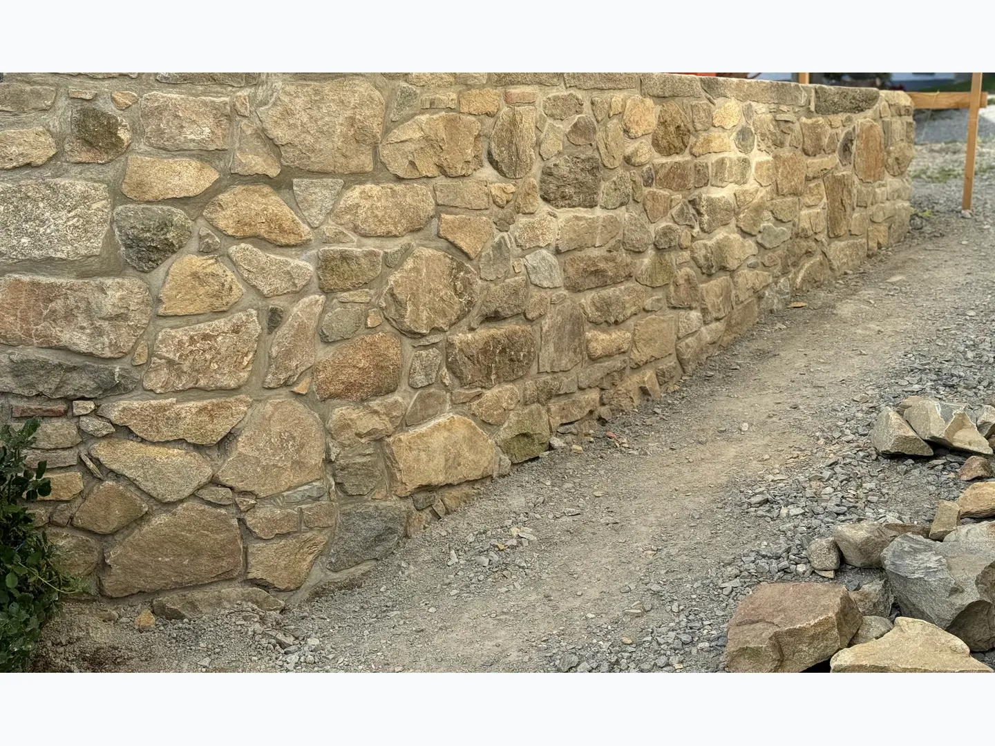 Natursteinmauer · Foto von der bisherigen Website