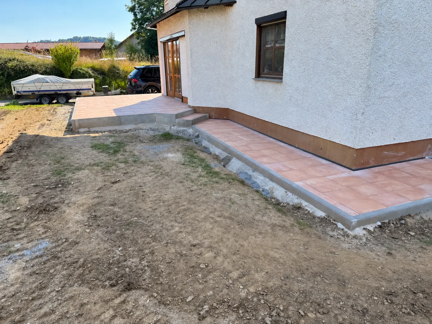 Terrassenbelag und eingefasste Fläche am Haus.