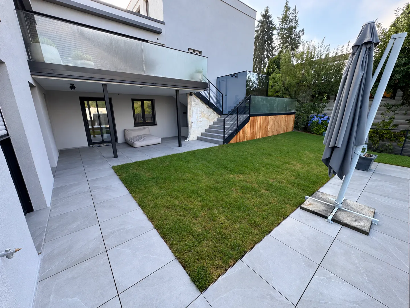 Terrasse und Treppe am Haus.