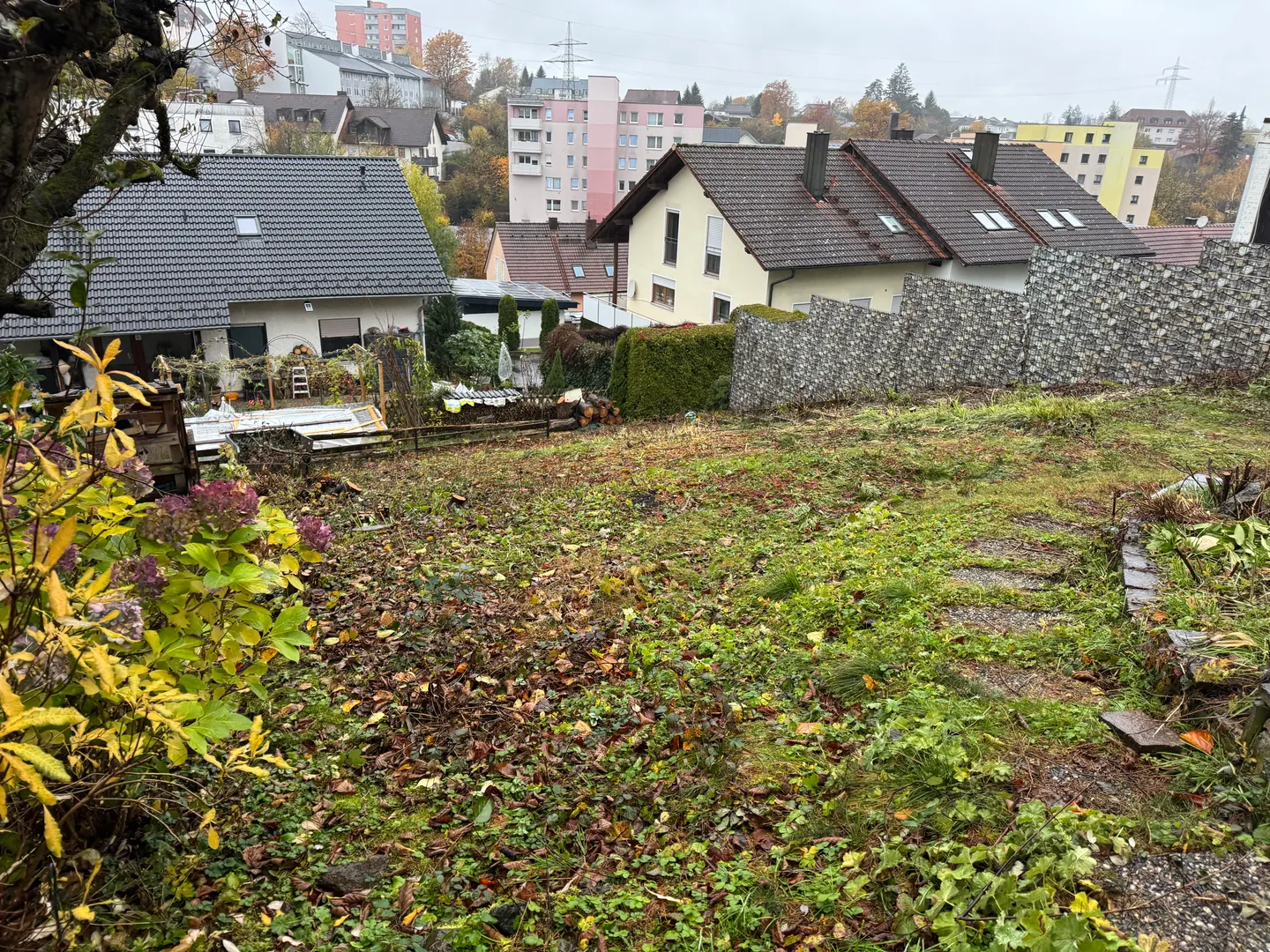 Vorher. Blick über den Hang und den alten Garten.