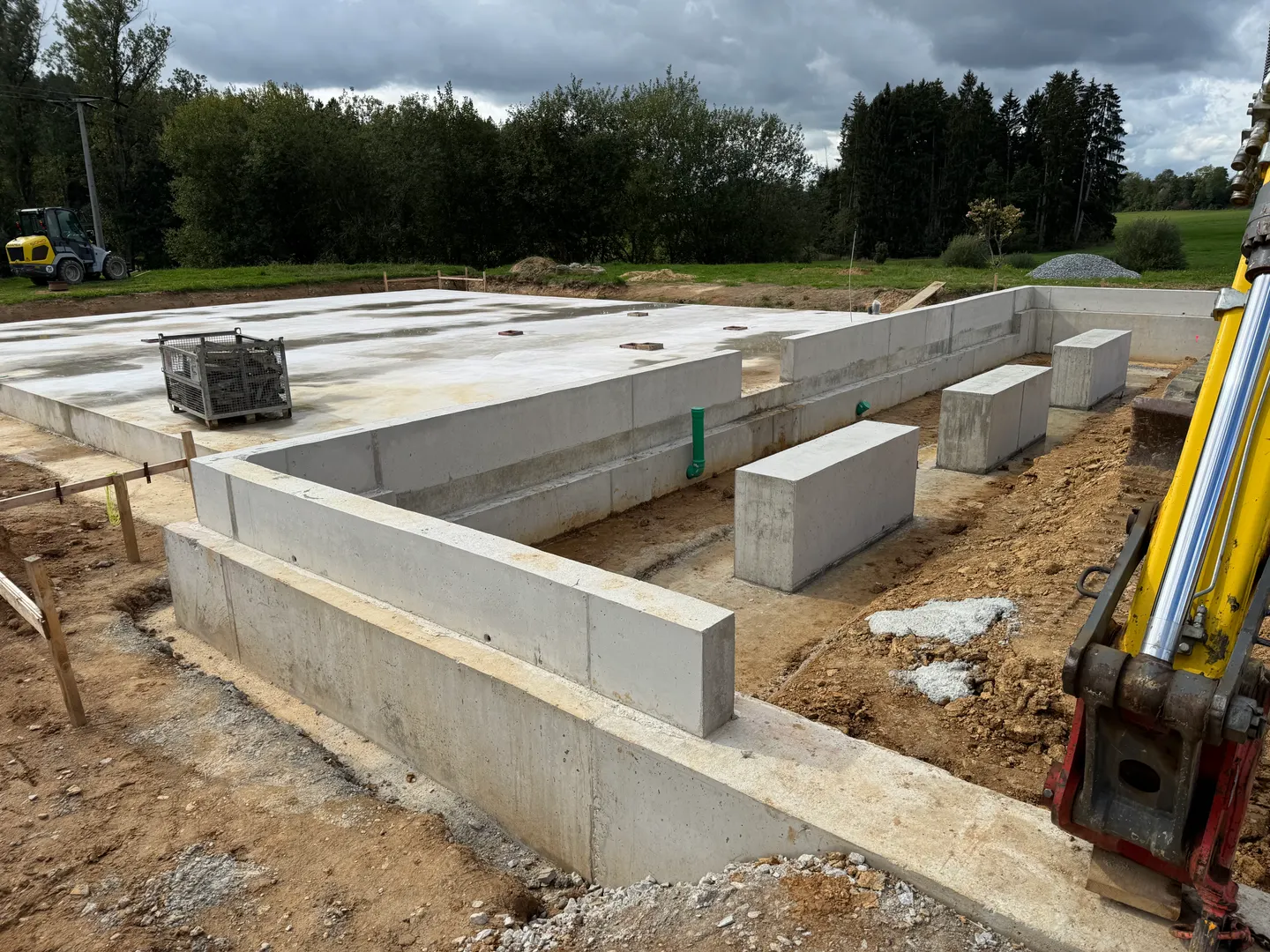 Betonarbeiten neben der Bodenplatte.