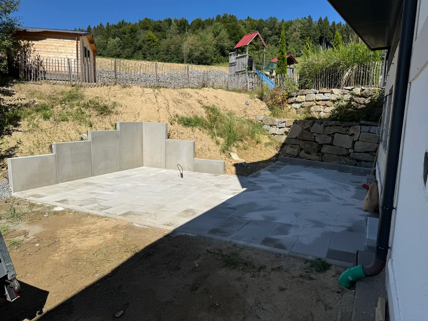 Blick auf den Belag und die Einfassung am Hang.