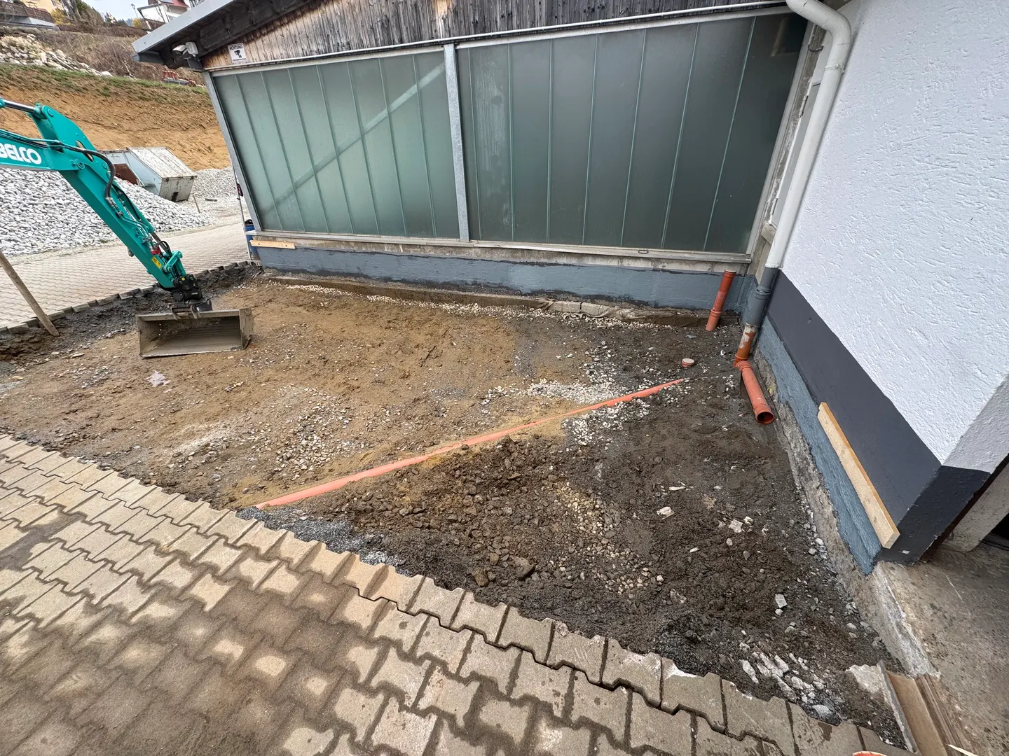 Freigelegte Fläche neben dem Gebäude.