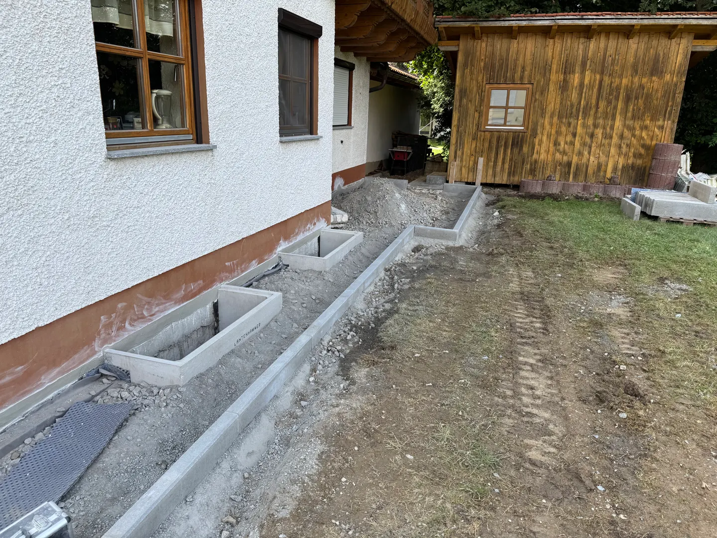 Einfassung der offenen Fläche am Haus.