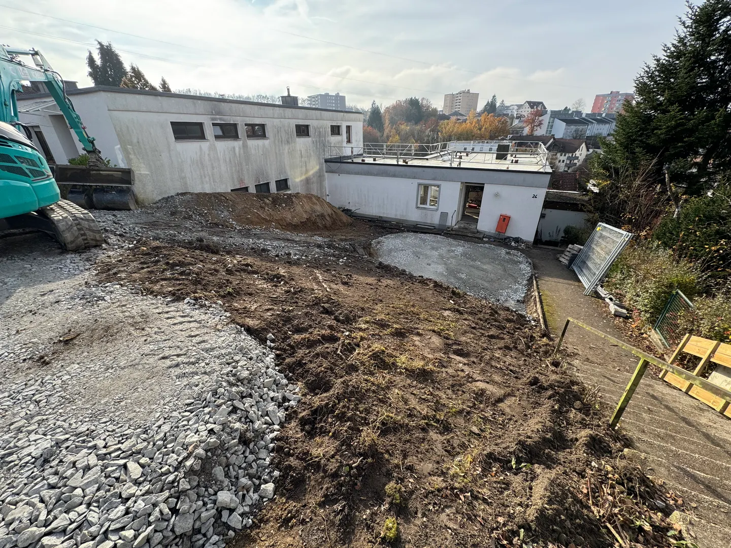 Erdarbeiten am Hang neben dem Gebäude.