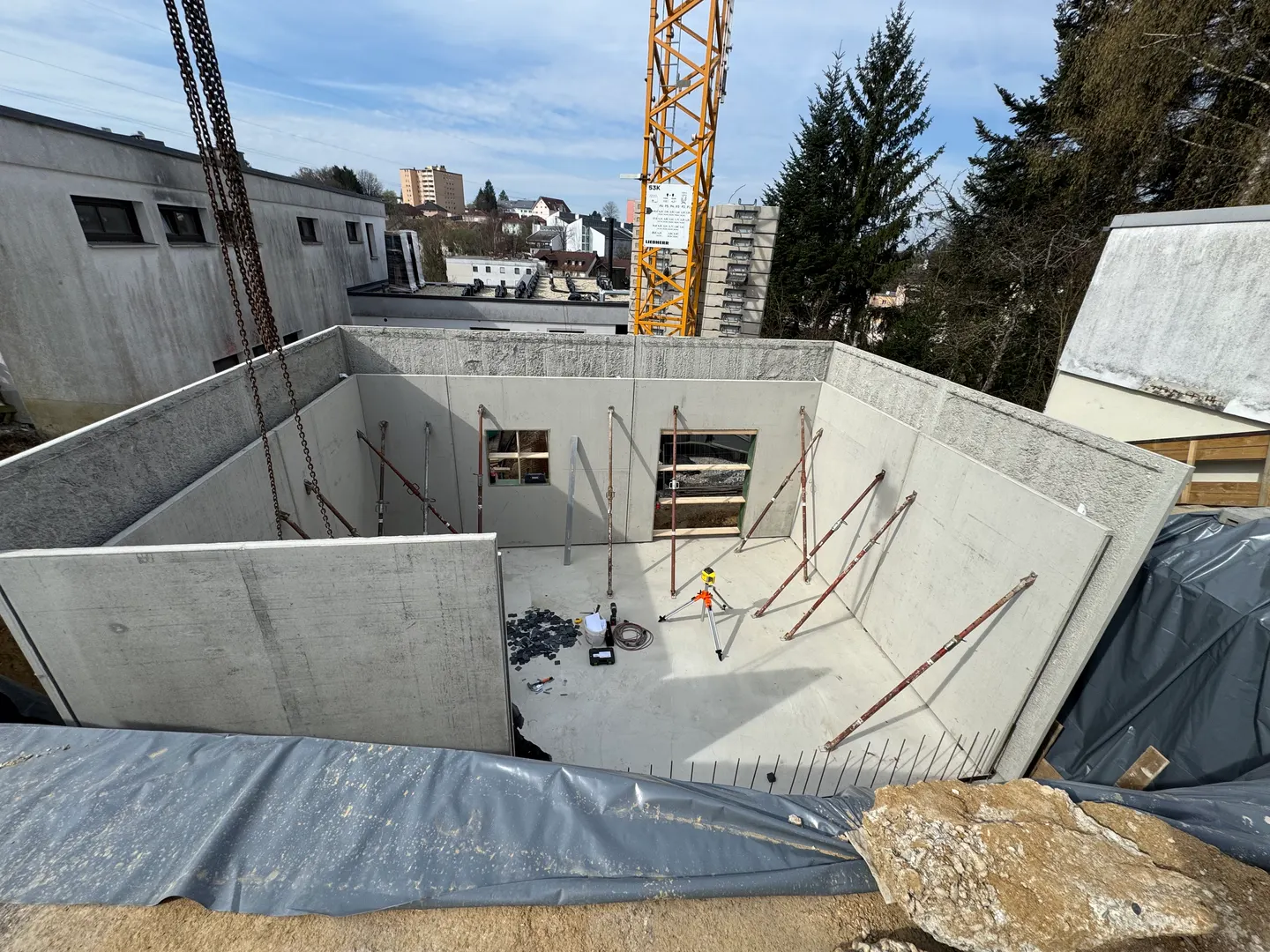 Betonwände im offenen Bauzustand.