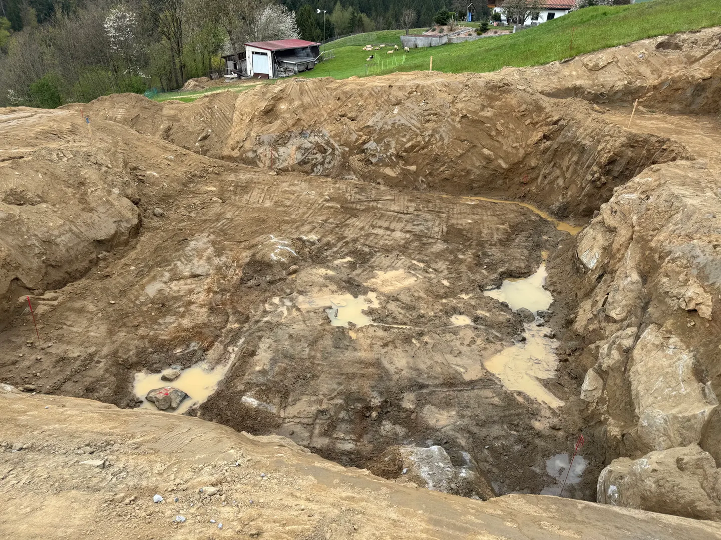 Ausgehobene Baugrube im Gelände in Raffelsberg.