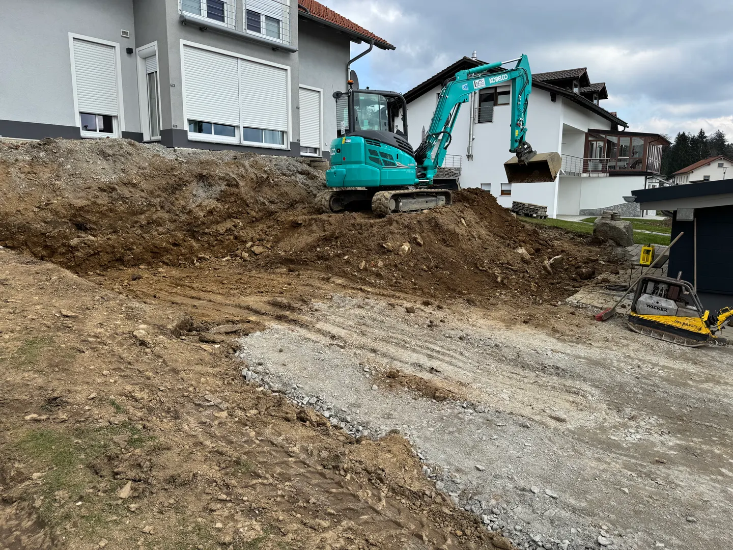 Baggerarbeiten neben dem bestehenden Haus.