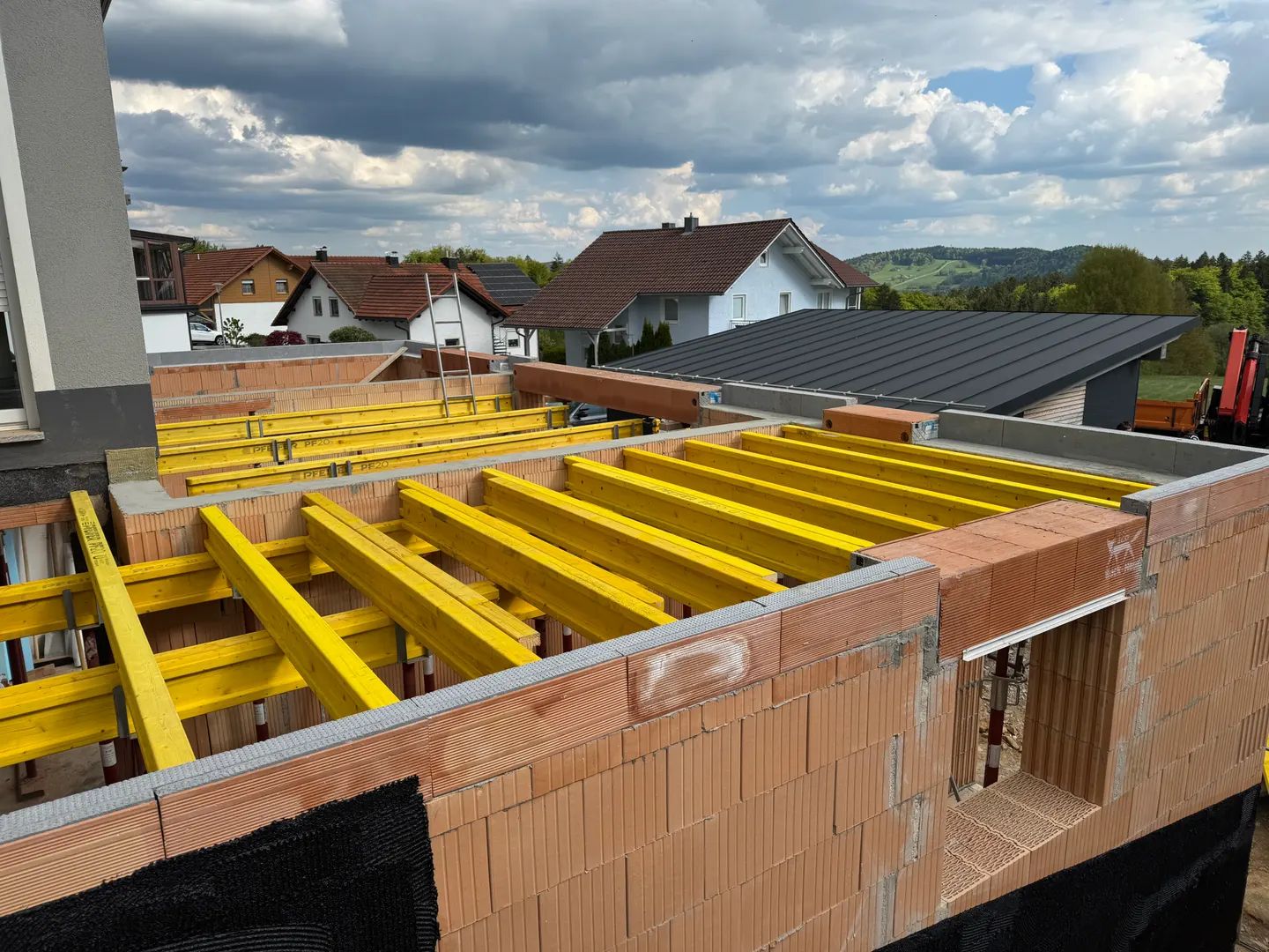 Mauerwerk und Schalung für die Decke.