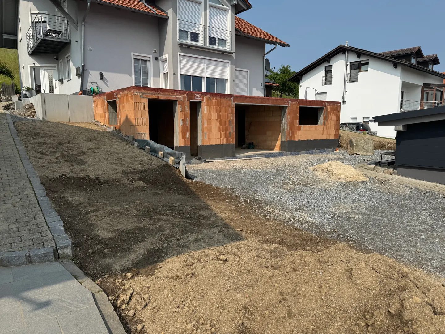 Anbau im Rohbau mit Fenster- und Türöffnungen.